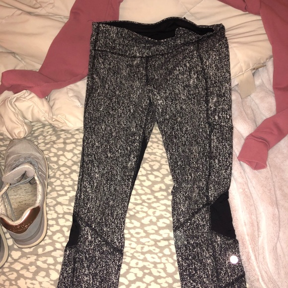 Lulu Lemon B&W Leggings - Picture 2 of 3